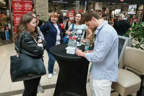 Matej Zemljič igralec gost trgovine Dan John v supernova Qulandia Kranj z oboževalci / Foto: Tina Dokl