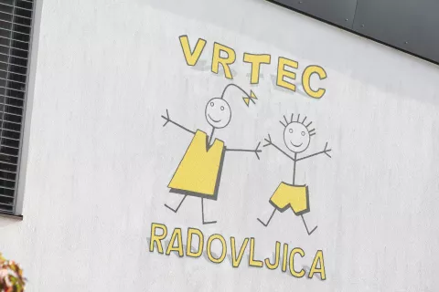 napis stavba Vrtec Radovljica / Foto: Gorazd Kavčič