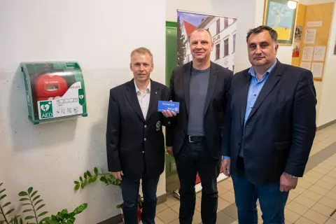 Predaja novi defibrilator Gimnazija JeseniceNa fotografiji predstavnik Rotary klub Bled, Aljoša Erman, prof. ravnatelj Gimnazija Jesenice, župan Občina Jesenice Peter Bohinec / Foto: Nik Bertoncelj