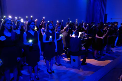 Gimnazijsko petje je osvetlilo dvorano Sokolskega doma / Foto: Arhiv Gimnazije Škofja Loka