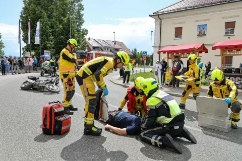 Preventivna akcija za motoriste motorist motor SPV policija policist gasilec gasilci prometna nesreča reševalci reševalec rešilec intervencija poligon varna vožnja motor Preddvor / Foto: Tina Dokl