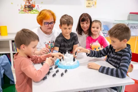 Učiteljici v bolnišnični šoli Alenka Mirtič Dolenec in Brigita Kunčič z najmlajšimi učenci
/ Foto: Nik Bertoncelj