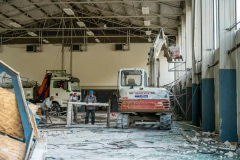 Rušenje Srednje šole Jesenice se je začelo. / Foto: Nik Bertoncelj