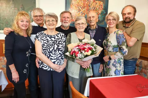 Marija in Ivan Čipe 70 let poroke na fotografiji z leve Blaž in Mateja Čipe, Judita in Roman Nahtigal, Ivan in Marija Čipe, Dušan Csipö in Vanja Šisernik / Foto: Tina Dokl