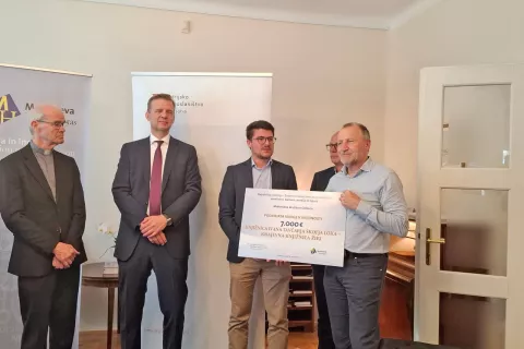 Od leve: predsednik Mohorjeve mag. Ivan Olip, avstrijski veleposlanik v Ljubljani dr. Konrad Bühler, žirovski podžupan Nejc Brence in direktor škofjeloške knjižnice Matjaž Eržen z darilnim bonom za knjige, vredne sedem tisoč evrov / Foto: Jože Košnjek