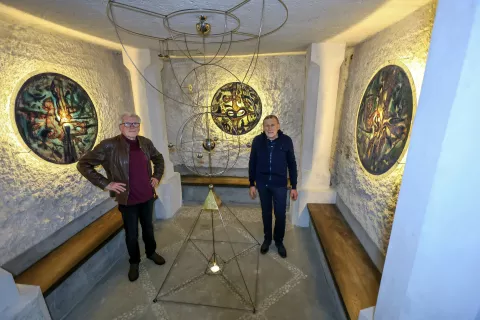 Brata Karol in Franci Kuhar v kletnem prostoru / Foto: Tina Dokl