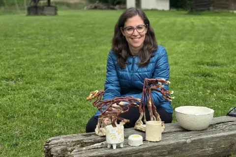 Nataša Harisch je po izobrazbi farmacevtska tehnologinja, po duši pa raziskovalka skrivnostnih svetov podzemnih mrež. Njeno gobje kraljestvo nastaja med laboratorijem in gozdom. Gobe jo navdušujejo. Ko pogovor nanese nanje, z žarom v očeh pripoveduje, pojasnjuje, razlaga. / Foto: Alenka Brun