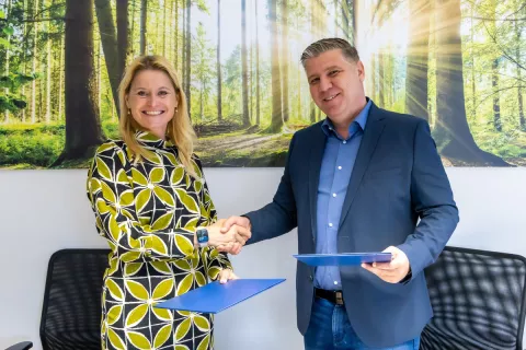 Domžalska županja Renata Kosec in direktor podjetja E-projekt Gregor Bezjak sta podpisala pogodbo o namestitvi sončnih elektrarn na javne objekte. / Foto: arhiv Občine Domžale (Rok Majhenič)