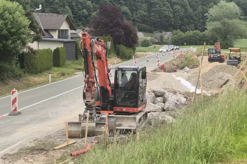 Pogodbeni rok za izvedbo projekta prenove cestišča in postaj v Brodeh je 150 dni. / Foto: Klara Mrak