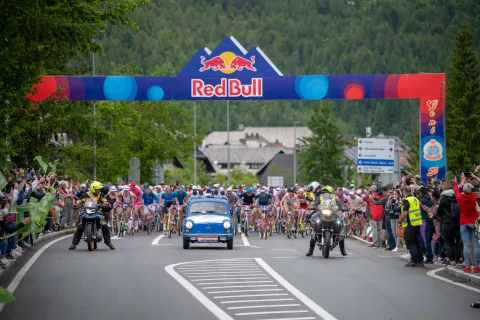 Dogodek vsako leto privabi množico kolesarjev, ki za zabavo ali za rezultat osvojijo vrh prelaza Vr&scaron;ič s poniji. / Foto: Nik Bertoncelj, arhiv Gorenjskega glasa