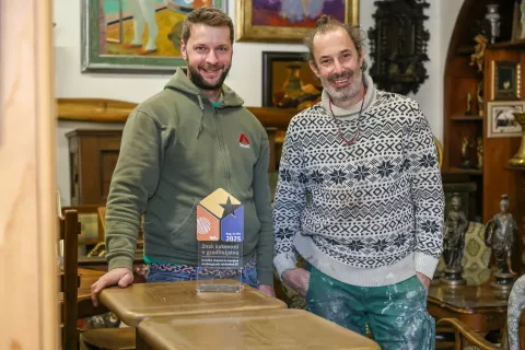 Domen Ovsenik mizarstvo Ovsenik na fotografiji s prijateljem in sodelavcem Rok Murko / Foto: Tina Dokl