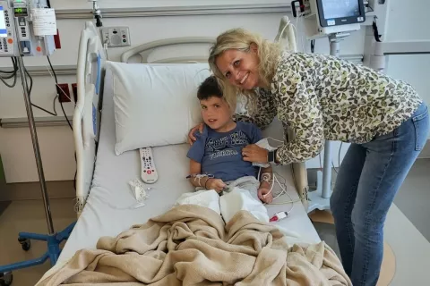 Matičeva družina je presrečna, da je osemletnik končno prejel težko pričakovano zdravilo. / Foto: Društvo Viljem Julijan