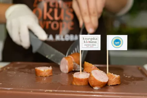 Kranjska klobasa je izdelana iz najboljšega prašičjega mesa, začinjena pa le s česnom, poprom in soljo. / Foto: Peter Košenina