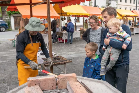 Obiskovalci so si lahko ogledali tudi prikaz kovanja žebljev. / Foto: Simon Benedičič