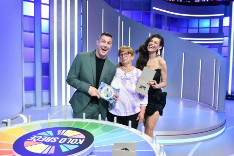 Srečna dobitniac Julijana, Klemen Bučan in Nataša Naneva / Foto: Planet Tv