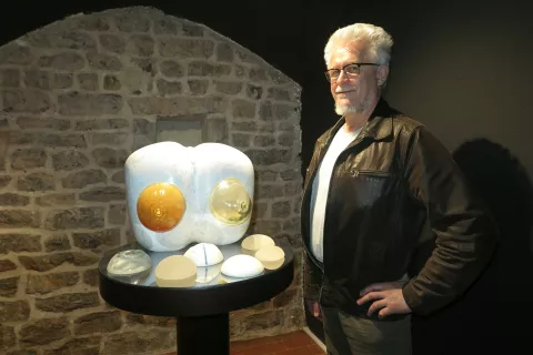 Kipar Metod Frlic se tokrat predstavlja z deli štirih ciklov, ob delu Skalpel / Foto: Igor Kavčič