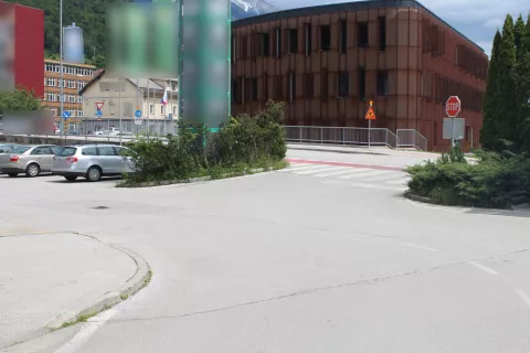 Prometna nesreča se je zgodila na enem izmed parkirnih prostorov nakupovalnega centra. / Foto: arhiv PU Kranj