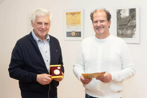 Na razstavi: dr. Bojan Knific in Samo Cotelj. Slednji v rokah drži odlikovanje Antona Janše 1. stopnje za posebne zasluge za dvig slovenskega čebelarstva, ki ga je Čebelarskemu društvu Tržič letos podelila Čebelarska zveza Slovenije. / Foto: Peter Košenina