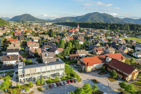 Občina Naklo bo, če bo razpis uspešen, bogatejša za obnovljeno atletsko stezo. / Foto: Tina Dokl