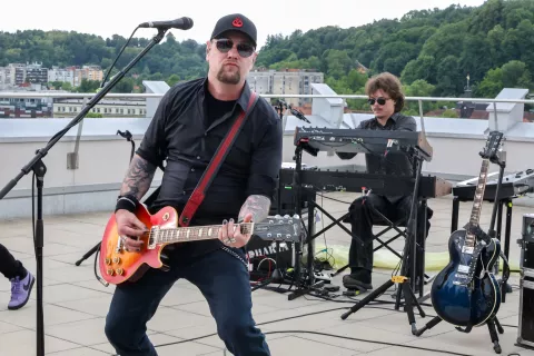 Siddharta 30 let s podkastom Pot do X, streha radio Slovenija Ljubljana, člani Tomi Meglič, Boštjan Meglič, Primož Benko, Jani Hace, Nejc Škofic, voditelj dogodka Andrej Karoli, zasnova, scenarij in izvedba podkasta se podpisujejo Goran Vojnović, ernej Sobočan Ivanovič in Gašper Andrinek (Val 202). / Foto: Tina Dokl