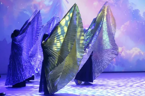 Kraljestvu Alatul že stoletja vlada zveza klanov zraka, vode in ognja. Vsakih sto let se vladarice klanov zberejo v Obsidianovem stolpu, da zaplešejo okoli Alatula, kristala ravnovesja. A tokrat je bilo nekaj drugače … / Foto: Alenka Brun