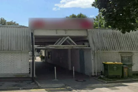 Nesreča se je zgodila v neposredni bližini trgovine na naslovu Ulica Nikole Tesle 3 v Kranju. / Foto: Arhiv Pu Kranj