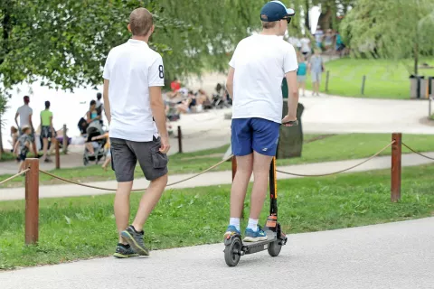 Električne skiroje bodo smeli uporabljati le starejši od štirinajst let, voziti pa se bodo smeli po kolesarskih poteh, kjer teh ni, pa ob desnem robu vozišča, je med drugim navedeno noveli zakona o pravilih v cestnem prometu. /Foto: Tina Dokl / Foto: 