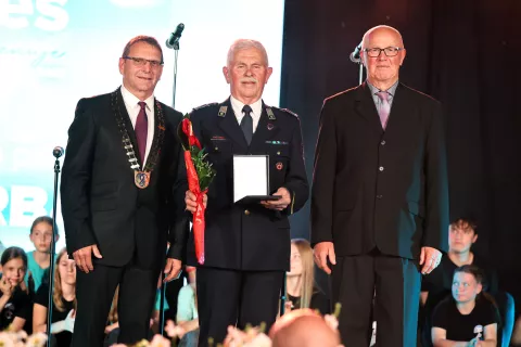 slovesnost ob občinski praznik občina Mengeš 2025 na fotografiji Miro Urbanc Zlato priznanje Občine / Foto: Tina Dokl