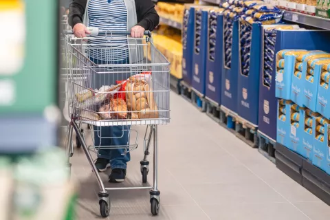 K letni inflaciji so največ, in sicer eno odstotno točko, prispevale podražitve hrane in brezalkoholnih pijač (za 5,5 odstotka). Sledijo podražitve v restavracijah in hotelih (za 5,3 odstotka), ki so dodale 0,4 odstotne točke, ter z 0,3 odstotne točke podražitve v skupini rekreacija in kultura (za 3,1 odstotka). / Foto: Nik Bertoncelj