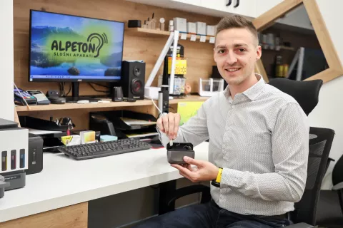 Milan Čarman: »Znaki, ki kažejo na poslabšanje sluha, se pogosto najprej izrazijo pri gledanju televizije – posameznik jo začne nastavljati glasneje kot običajno.« / Foto: Tina Dokl