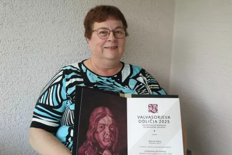 Škofjeločanka Mojca Ferle z Valvazorjevim priznanjem. / Foto: Vilma Stanovnik