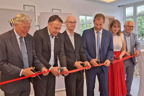 Tretji oddelek dvojezičnih jasli v Slomškovem domu v Celovcu so odprli (od leve) koroški deželni glavar dr. Peter Kaiser, slovenski minister za Slovence v zamejstvu in po svetu Matej Arčon, predsednik Mohorjeve in dekan Ivan Olip, ki je nove prostore blagoslovil, direktor Mohorjeve dr. Karl Hren, vodja jasli in vrtca Mirjam Lakner in direktor Mohorjeve Franc Kelih. / Foto: Jože Košnjek