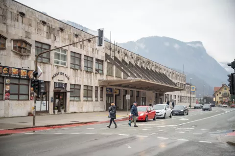 V sklopu del bodo prenovili tudi stavbo jeseni&scaron;ke železni&scaron;ke postaje. / Foto: Nik Bertoncelj