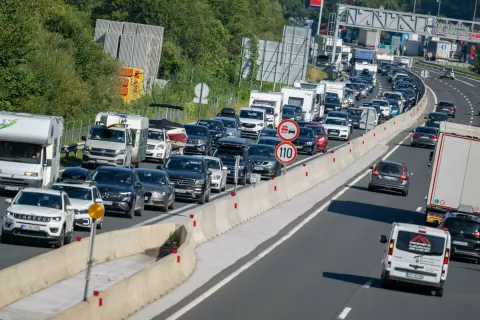 Prometni zastoji skozi Jesenice, prometni zastoj vikend, Avtocesta Karavanke / Foto: Nik Bertoncelj