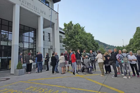 Gneča ob peti utri zjutraj, nekateri so prinesli tudi stolčke. / Foto: &Scaron;pela &Scaron;imenc