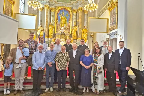 Organizatorji dobrodelne prireditve, gostje in sodelujoči pred oltarjem šmartinske cerkve / Foto: Jože Košnjek