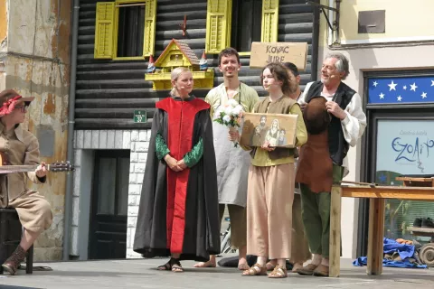 Dramska uprizoritev članov Loškega odra Kovač in trije sinovi je navdušila obiskovalce. / Foto: Vilma Stanovnik