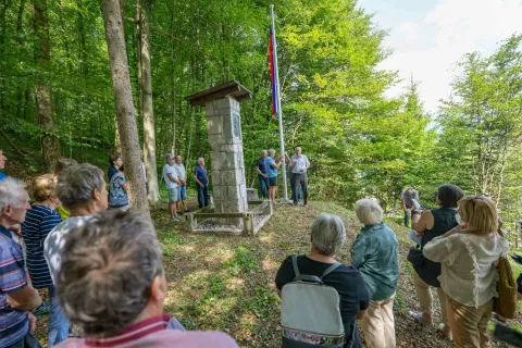 V petek so pri spomeniku, ki ga je po Pogačnikovi smrti dala postaviti njegova vdova, pripravili priložnostno slovesnost ob dvigu zastave. / Foto: Nik Bertoncelj