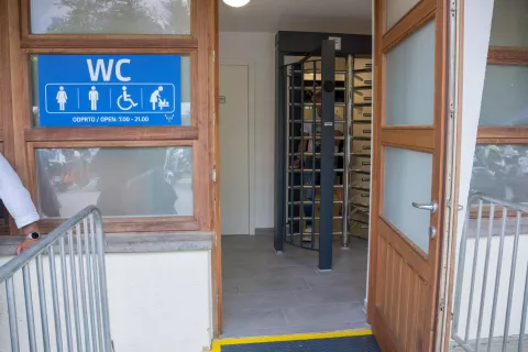 Vhod je skozi druga vrata na desni strani hangarja, gledano od jezera. / Foto: Primož Pičulin