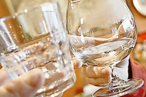 Problematiko alkohola pri nas obravnava že kar nekaj različnih zakonov, spremenjeni občinski odloki o javnem redu in miru pa naj bi omejili zlasti pitje alkoholnih pijač na javnih površinah, ki niso določene za ta namen. / Foto: Gorazd Kavčič