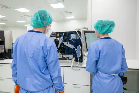 Nov Novartisov obrat za proizvodnjo virusnih vektorjev, ki so ključni del celičnih in genskih terapij. / Foto: Primož Pičulin