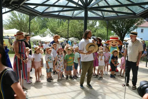 Slavnostno odprtje začetka sezone nošenja slamnikov z gostom presenečenja raparjem Zlatkom, Renato Kosec, županjo Občine Domžale, in Juretom Matičičem, direktorjem Kulturnega doma Franca Bernika Domžale v spremstvu vrtčevskih otrok. / Foto: Alenka Brun