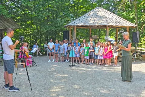 Dogodek je otvoril osnovnošolski zborček Škrjančki. / Foto: Špela Šimenc