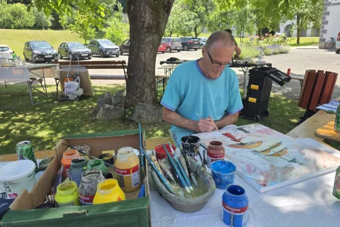 Dvorišče samostana je nudilo izjemno okolje za ustvarjanje. Na fotografiji je kamniški slikar Marjan Novak. / Foto: Špela Šimenc