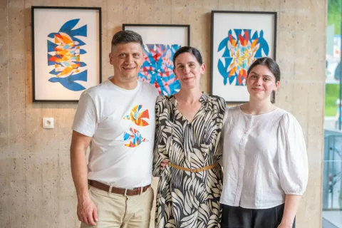 Odprtje razstave Andrejka Belhar PolancPtice in druge oblike letenja Galerija Paviljon NOB TržičNa fotografiji družina Belhariz leve Matjaž, Andrejka in Nali / Foto: Nik Bertoncelj