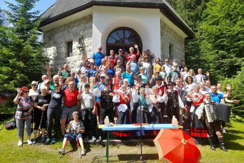 Udeleženci srečanja pred Vurnikovo kapelico v Vratih / Foto: Jože Košnjek / Foto: 