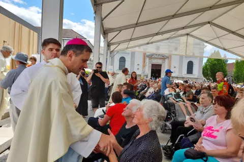 Škof dr. Andrej Saje se je pogovarjal z romarji in jim podelil bolniško maziljenje. / Foto: Jože Košnjek