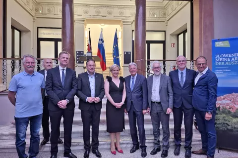 Sprejema v čast slovenskega praznika Dneva državnosti v celovškem deželnem muzeju so se udeležili številni gostje. Na fotografiji od leve deželni svetnik Franc Jožef Smrtnik, predsednik Narodnega sveta koroških Slovencev dr. Valentin Inzko, avstrijski veleposlanik v Ljubljani dr. Konrad Buehler, slovenski minister Matej Arčon, generalna konzulka Maja Balant Slobodjanac, deželni glavar dr. Peter Kaiser, celovški škof dr. Jožef Marketz, predsednik Skupnosti koroških Slovencev Bernard Sadovnik in direktor Deželnega muzeja dr. Wolfgang Muchitsch. / Foto: Jože Košnjek