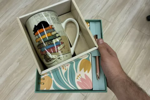 Učenci svojim učiteljem ob koncu šolskega leta večinoma poklanjajo simbolična darila. / Foto: Primož Pičulin