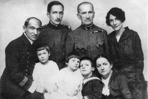 Joža Tomše z družino leta 1919 / Foto: Podbrezje.si